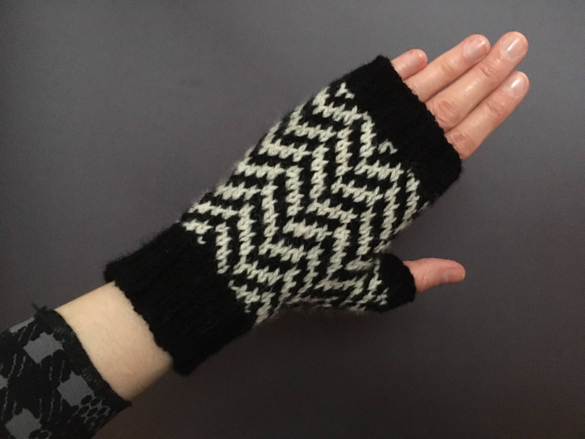 Twin Peaks Inspirierte Handschuhe, Größe S - M, Handgestrickte Fingerlose Aus Bio Wolle, Chevron Muster Stulpen von BirgitBlau