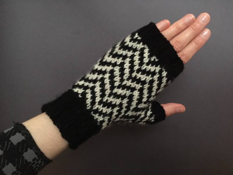 Twin Peaks Inspirierte Handschuhe, Größe S - M, Handgestrickte Fingerlose Aus Bio Wolle, Chevron Muster Stulpen von BirgitBlau