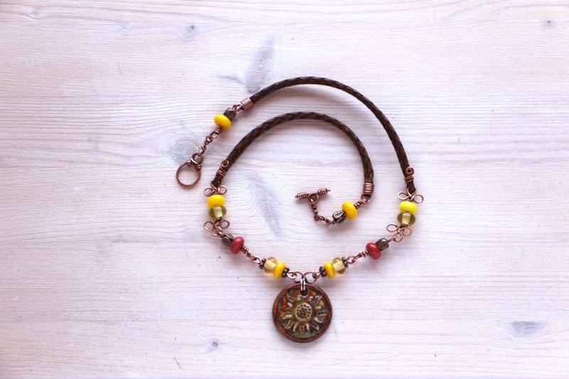 Halskette Kupferdraht Keramikanhänger Glasperlen Sonnenblume Halskette Kupferdraht Keramikanhänger Glasperlen Sonnenblume von BirgitSchrauthDesign