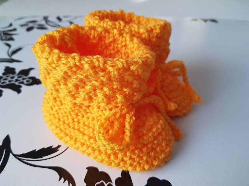 Handgestrickte Babyschühchen in Gelb Für Ca. 0 - 6 Monate von BirgitsStrickstube