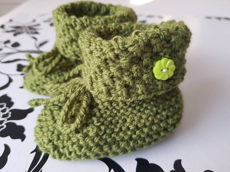 Handgestrickte Babyschühchen in Oliv Für Ca. 0 - 6 Monate von BirgitsStrickstube