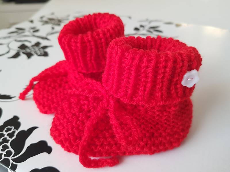 Handgestrickte Babyschühchen in Rot Für 0 - 6 Monate von BirgitsStrickstube
