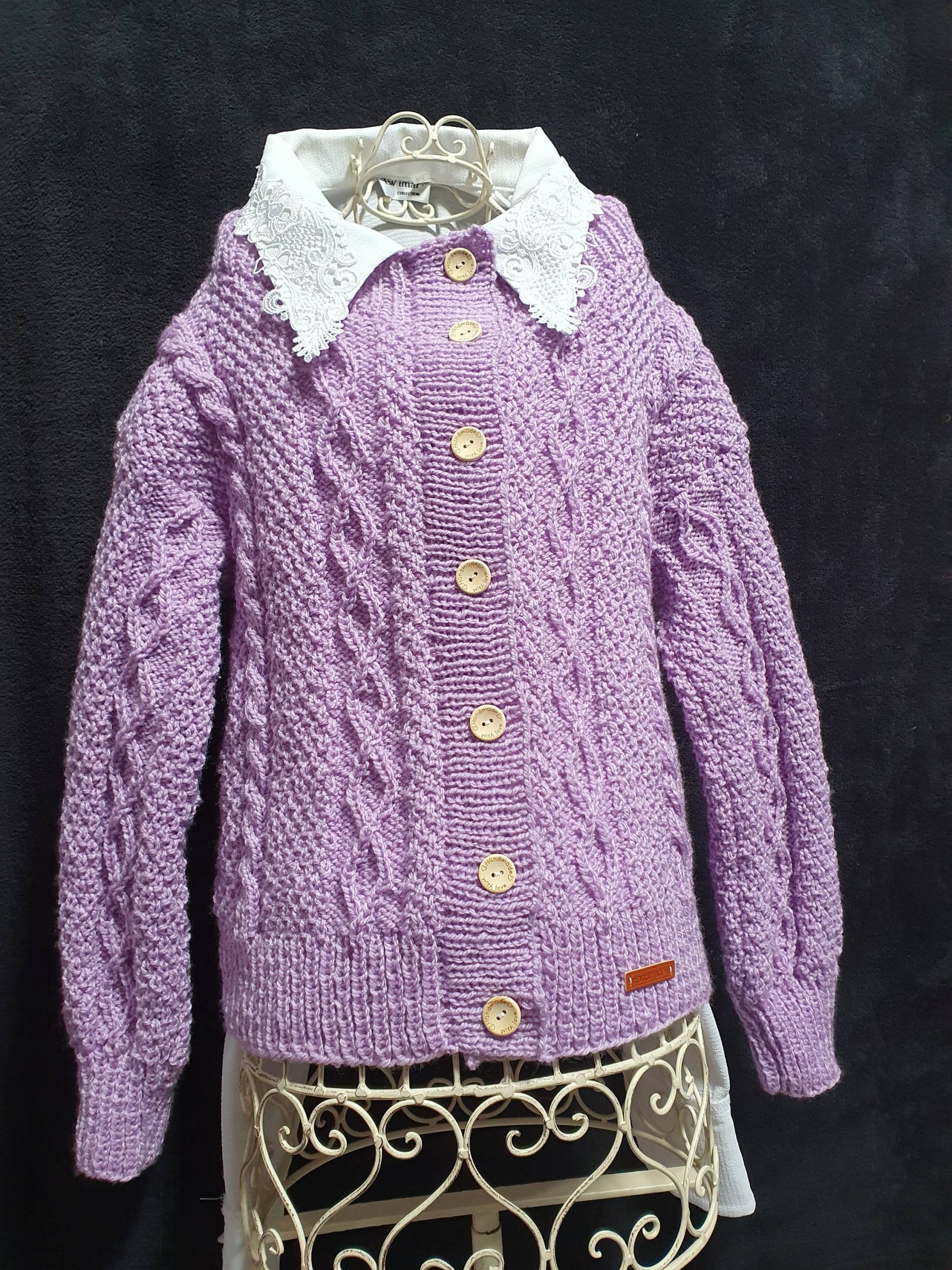 Handgestrickte Damenstrickjacke in Flieder, Größe S Handgestrickte Damenstrickjacke in Flieder, Größe S von BirgitsStrickstube