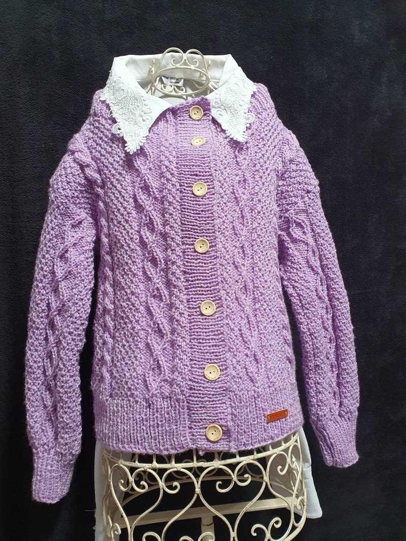 Handgestrickte Damenstrickjacke in Flieder, Größe S Handgestrickte Damenstrickjacke in Flieder, Größe S von BirgitsStrickstube