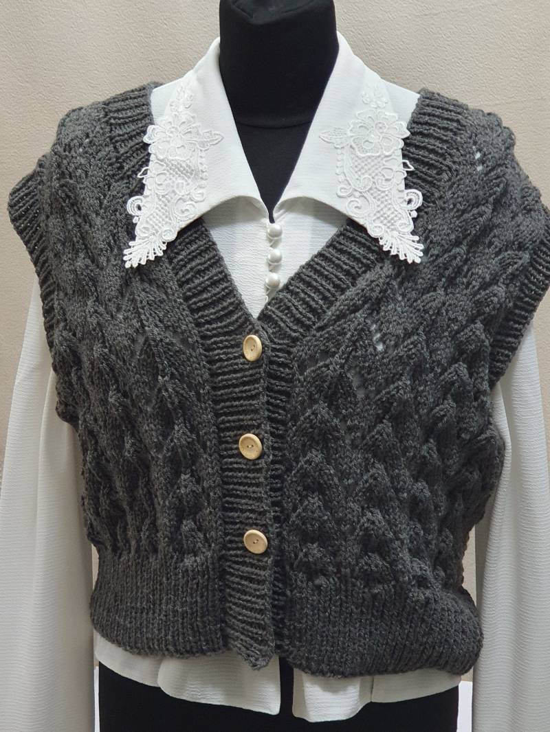 Handgestrickte Damenweste, Größe M, in Grau von BirgitsStrickstube