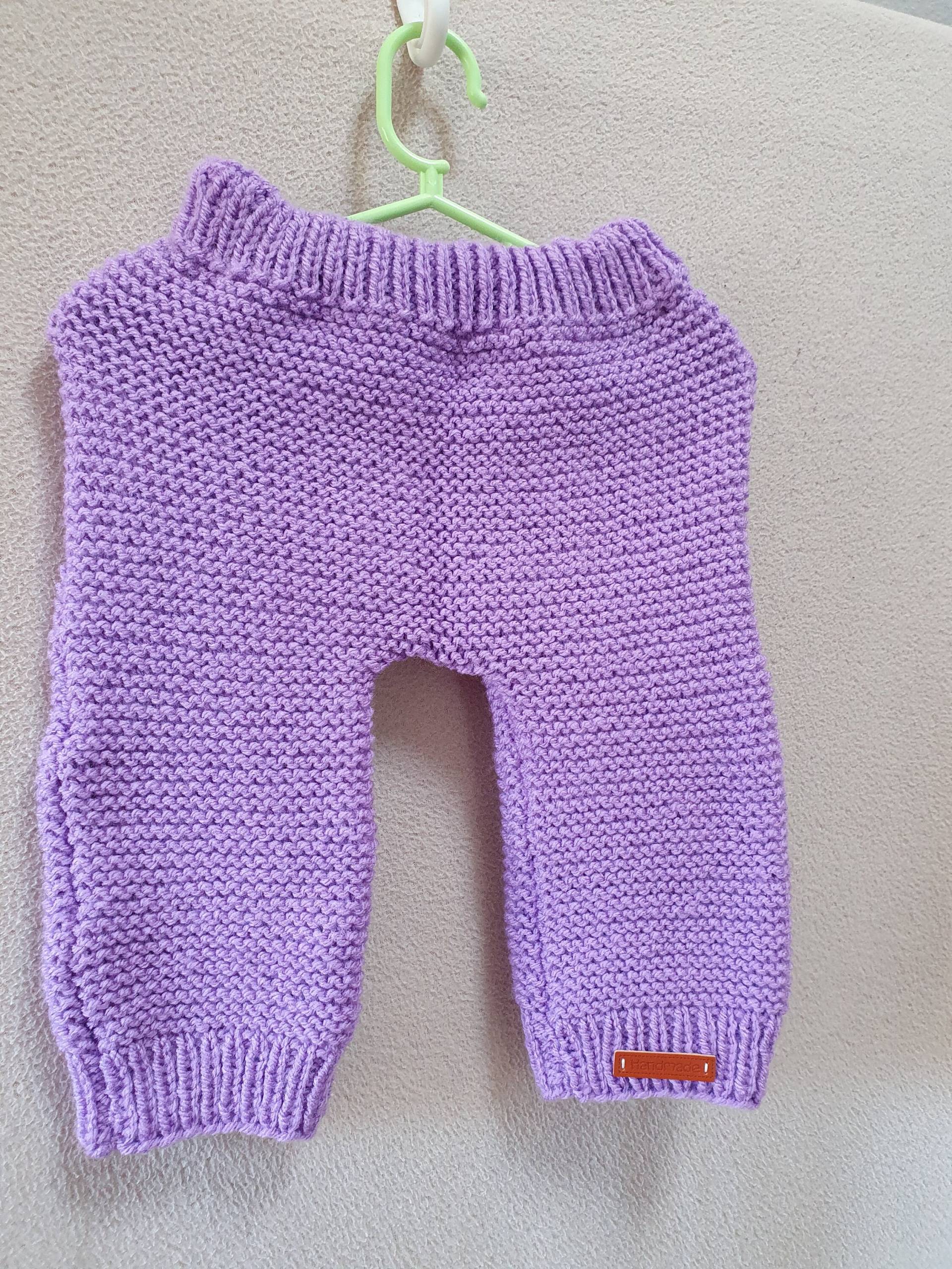 Handgestrickte Hose Für Babys 3-6 Monate in Flieder von BirgitsStrickstube