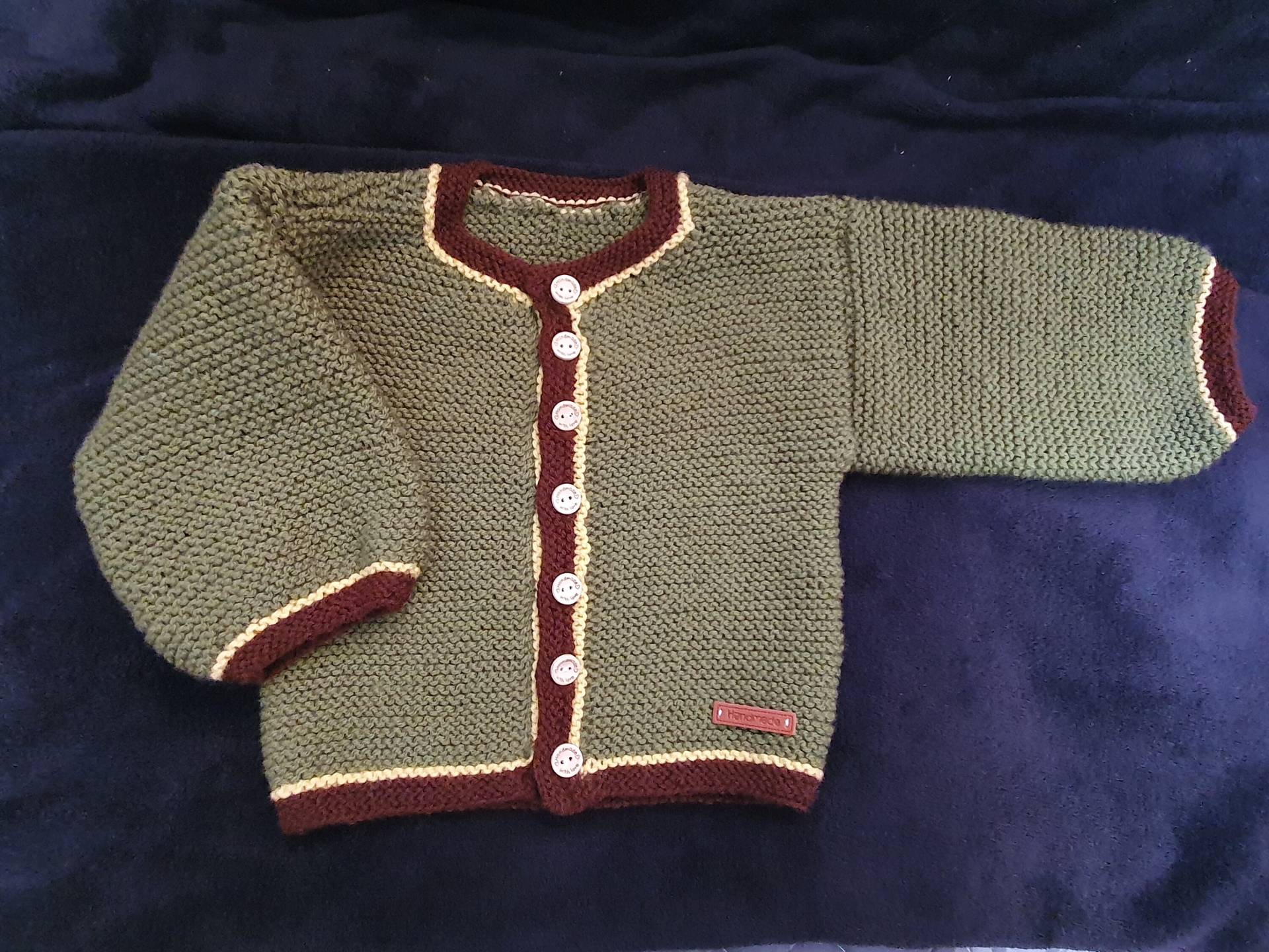 Handgestrickte Trachtenjacke in Oliv Ab Ca. 2 Jahren Handgestrickte Trachtenjacke in Oliv Ab Ca. 2 Jahren von BirgitsStrickstube