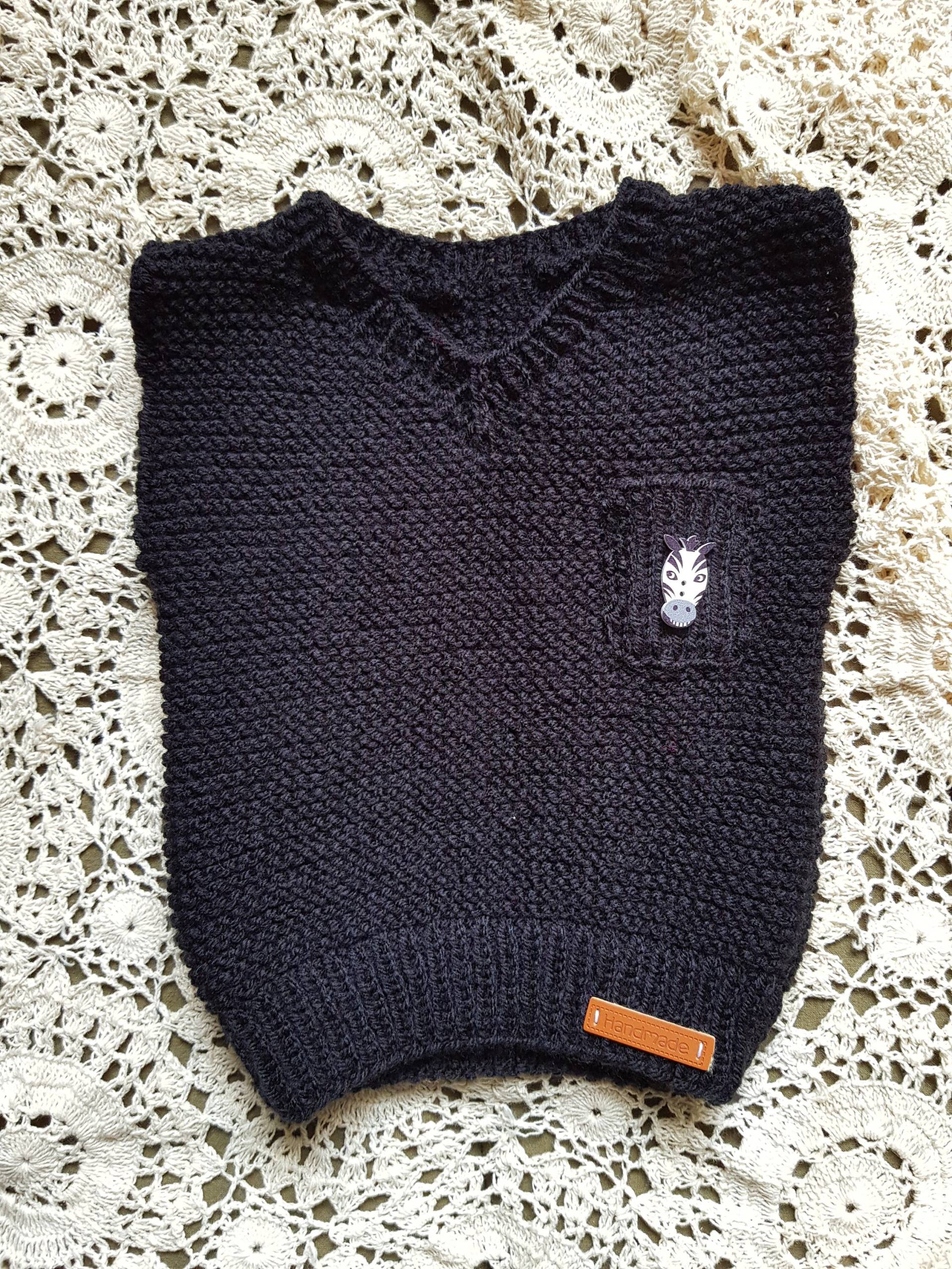 Handgestrickter Babypullunder Für 6 - 9 Monate in Schwarz Mit Spitzem Ausschnitt von BirgitsStrickstube