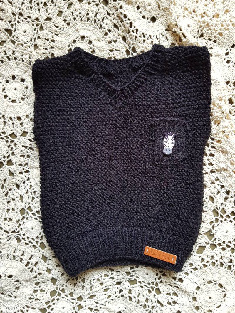 Handgestrickter Babypullunder Für 6 - 9 Monate in Schwarz Mit Spitzem Ausschnitt von BirgitsStrickstube