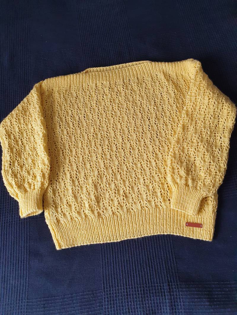 Handgestrickter Damenpullover in Gelb, Größe S - M von BirgitsStrickstube