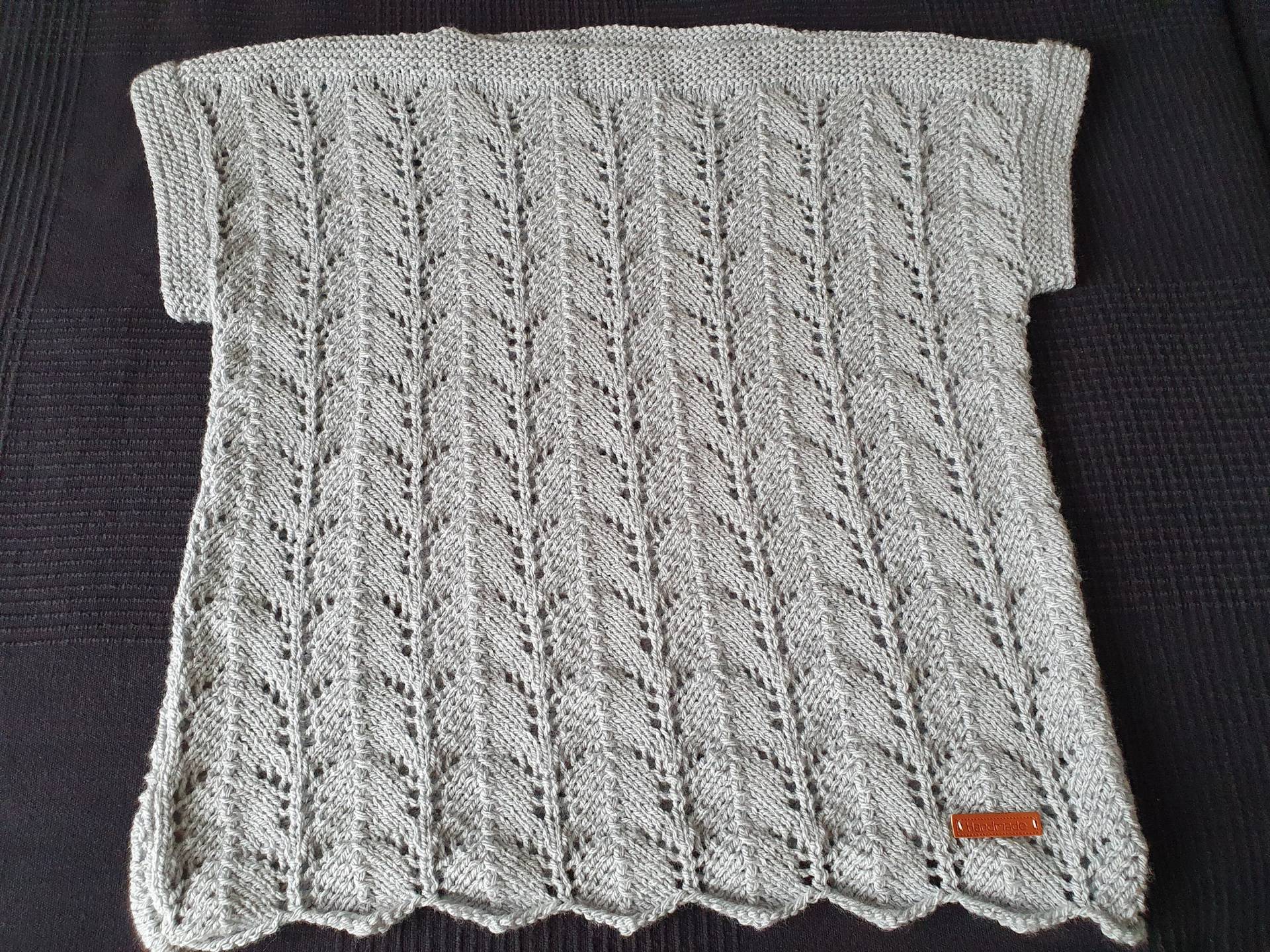Handgestrickter Damenpullover in Grau von BirgitsStrickstube