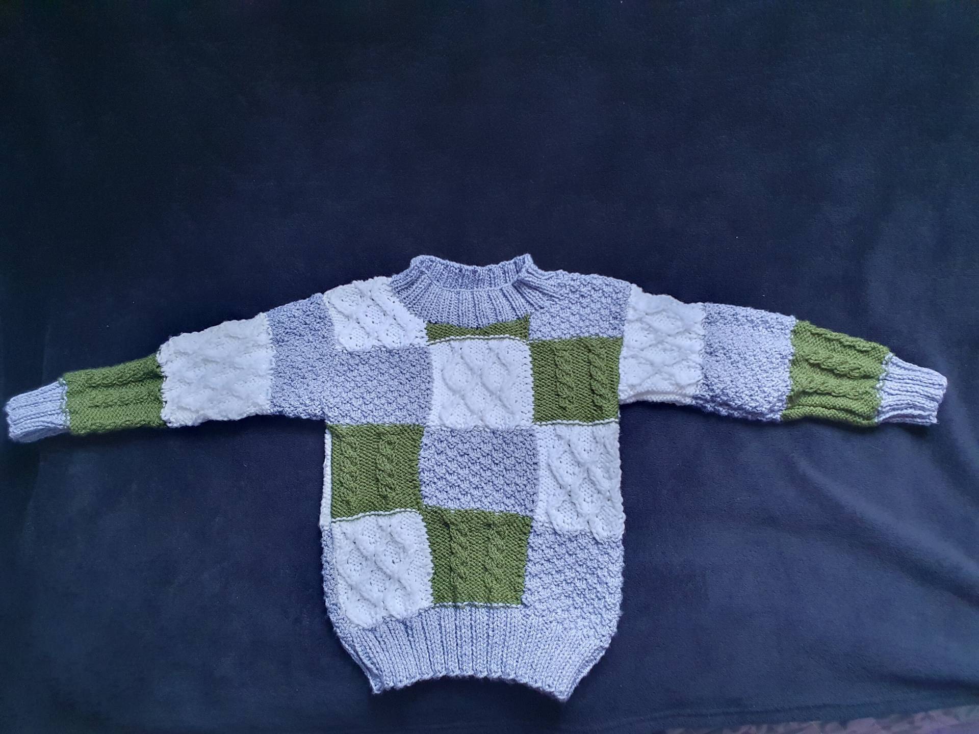 Handgestrickter Kinderpullover Ab Ca. 4 Jahre in Grau, Grün Und Weiß von BirgitsStrickstube