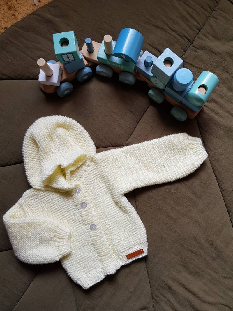 Handgestricktes Babyjäckchen Für 0 - 3 Monate in Creme Handgestricktes Babyjäckchen Für 0 - 3 Monate in Creme von BirgitsStrickstube