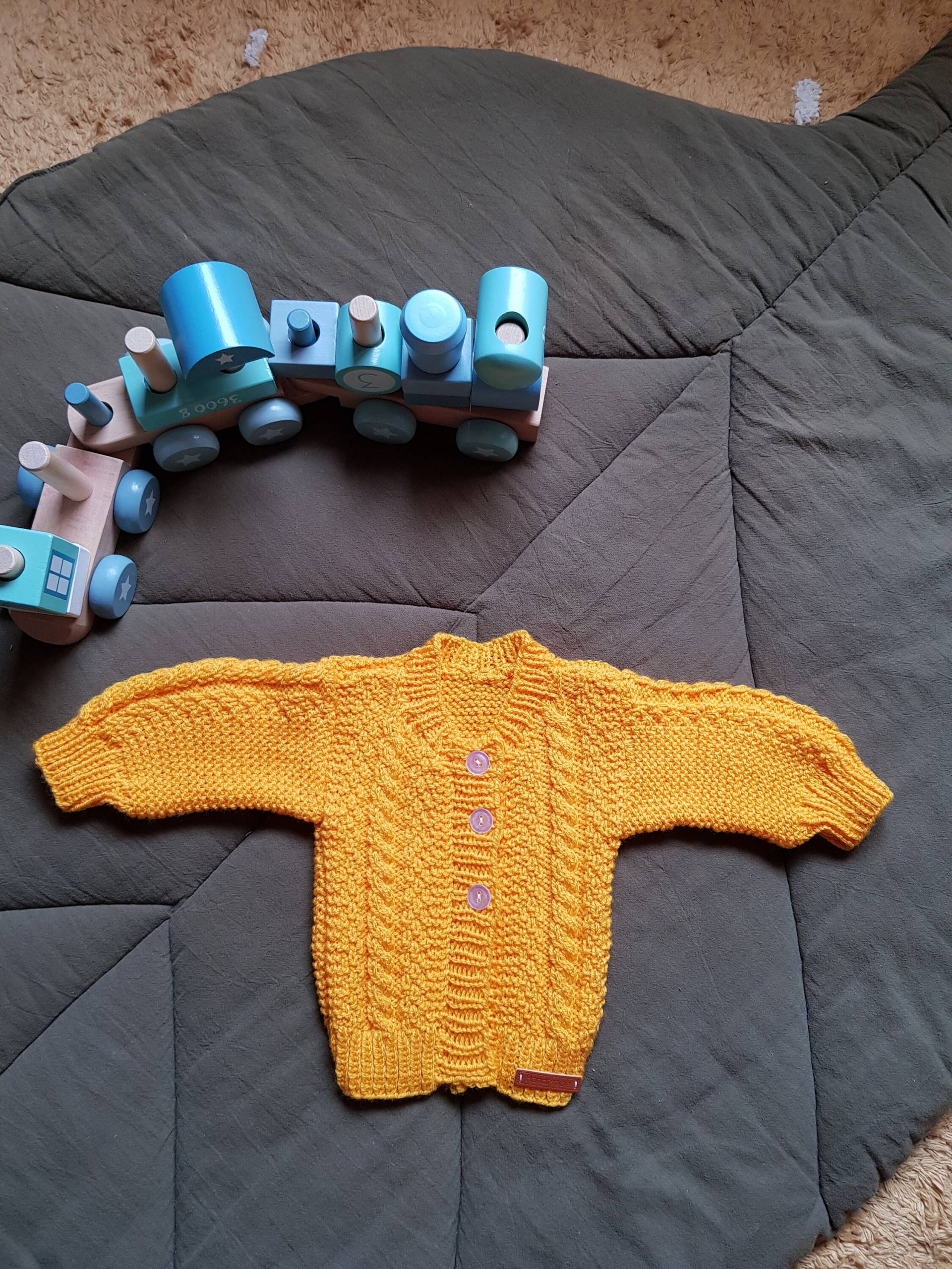 Handgestricktes Babyjäckchen Für 0 - 3 Monate in Gelb von BirgitsStrickstube