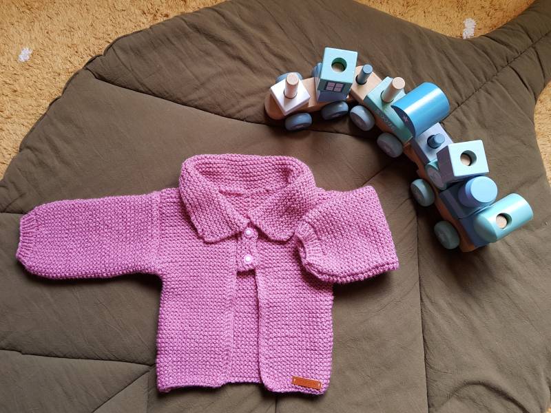 Handgestricktes Babyjäckchen Für 9 - 12 Monate in Altrosa Handgestricktes Babyjäckchen Für 9 - 12 Monate in Altrosa von BirgitsStrickstube