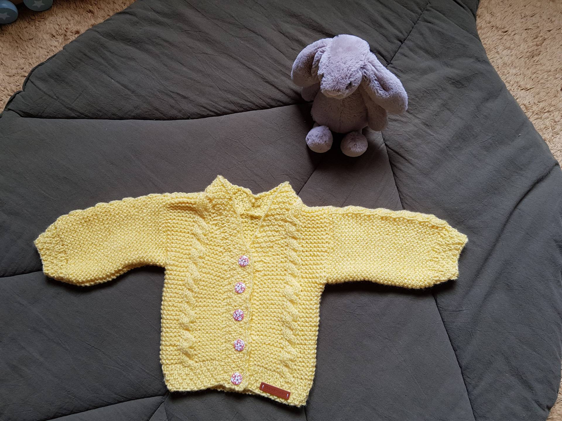 Handgestricktes Süßes Babyjäckchen in Gelb von BirgitsStrickstube