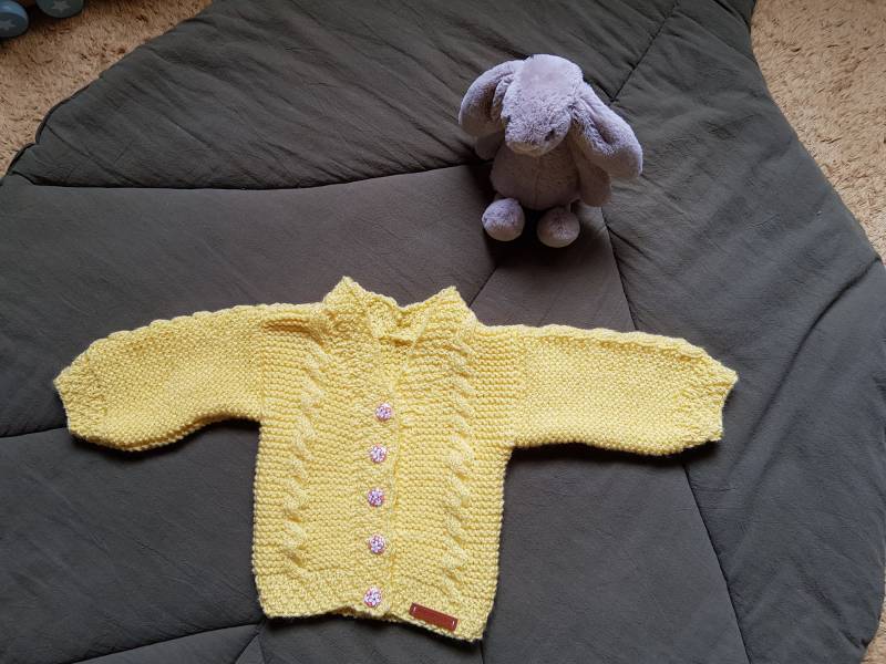 Handgestricktes Süßes Babyjäckchen in Gelb von BirgitsStrickstube