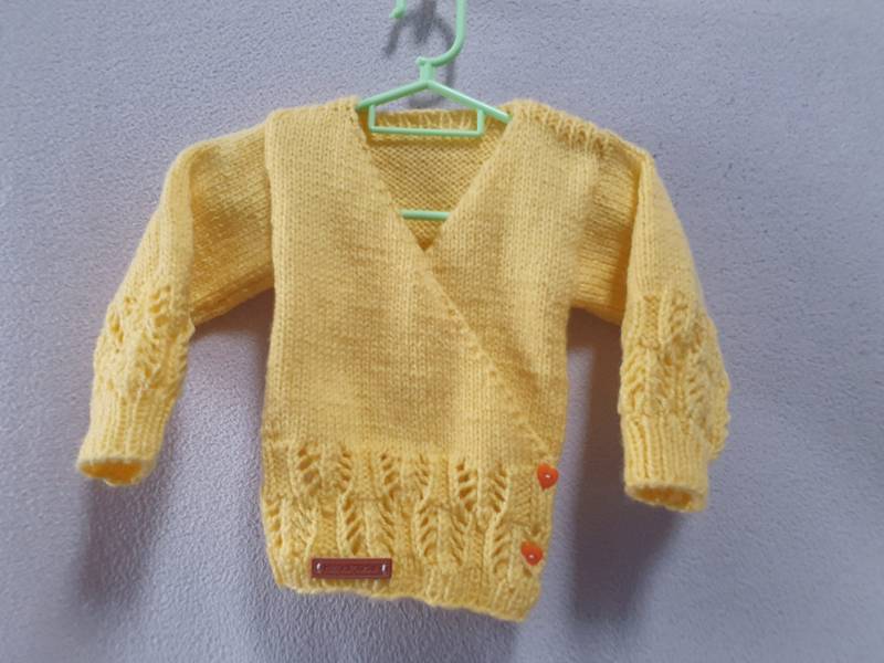 Handgestricktes Wickeljäckchen Für Babys in Gelb Ab Ca. 1/2 Jahr Und Spiralsöckchen von BirgitsStrickstube