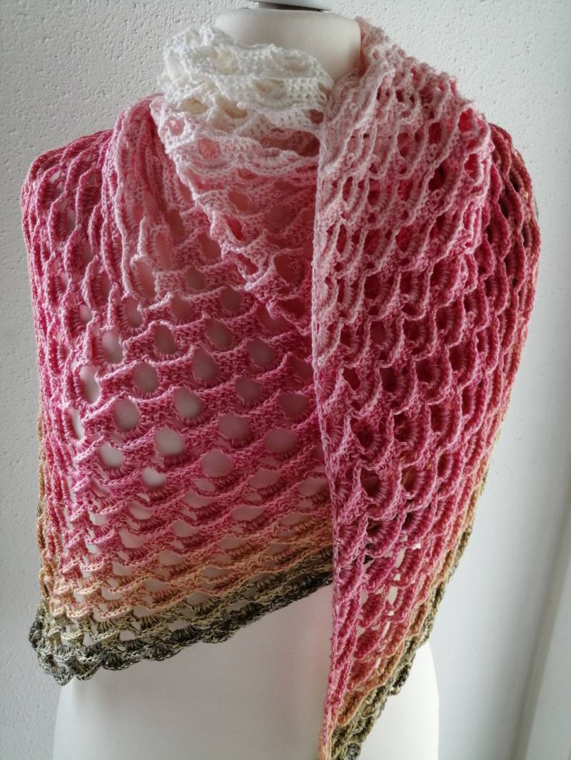 Leichtes Dreiecktuch, Gehäkelt in 3D Optik von BirgitsausWolleShop