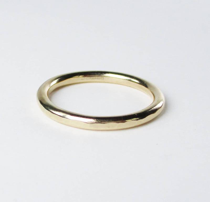 9 Karat Gold Gehämmerter Stapelring - Punzierter Brautschmuck 9 Karat Gold Gehämmerter Stapelring - Punzierter Brautschmuck von BirgitteBruunDesigns