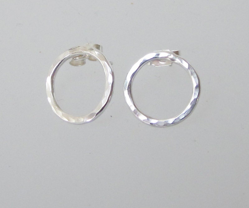 Gehämmerte Sterling Silber Kreis Ohrstecker Moderne Strukturierte Ohrringe Gehämmerte Sterling Silber Kreis Ohrstecker Moderne Strukturierte Ohrringe von BirgitteBruunDesigns