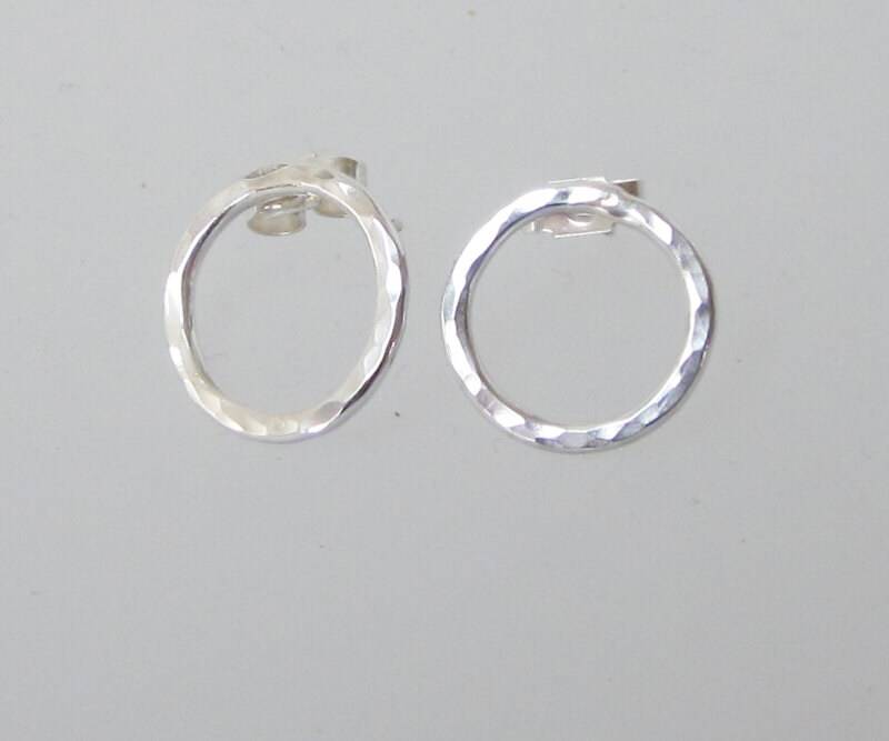 Gehämmerte Sterling Silber Kreis Ohrstecker Moderne Strukturierte Ohrringe Gehämmerte Sterling Silber Kreis Ohrstecker Moderne Strukturierte Ohrringe von BirgitteBruunDesigns