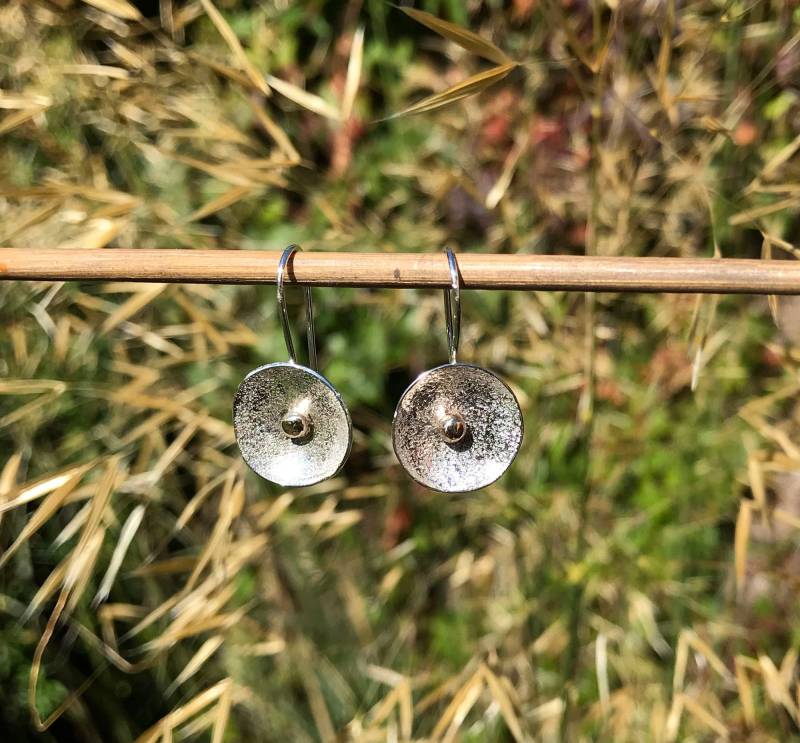 Strukturierte Sterling Silber Tropfen Ohrringe 9 Karat Gold Akzent Strukturierte Sterling Silber Tropfen Ohrringe 9 Karat Gold Akzent von BirgitteBruunDesigns