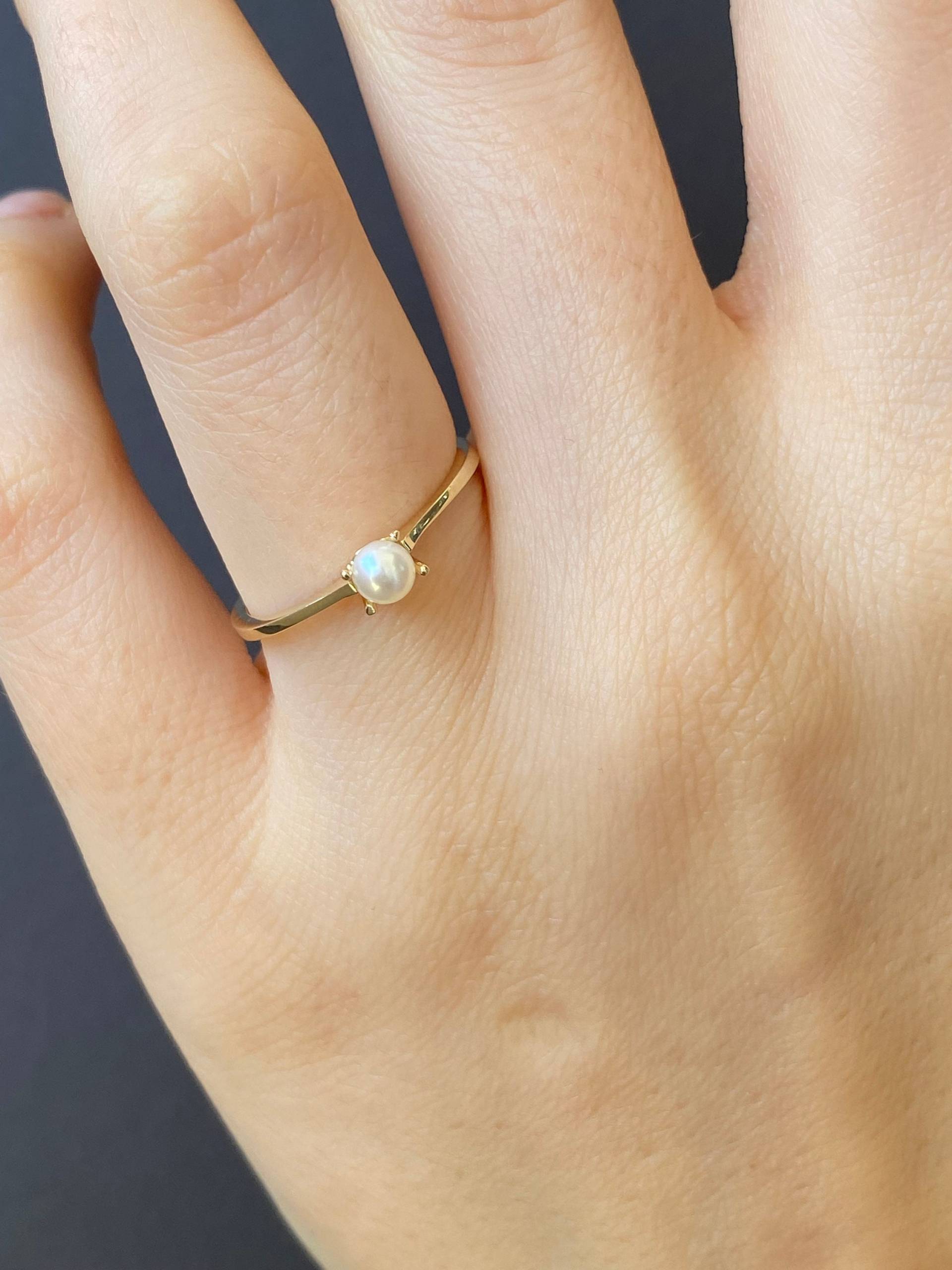 14K Gold Minimalist Aa Perle Ring, Süßwasserperle Stapelbar Zarter Weiße Zierlicher Verlobung, Hochzeit Schmuck von BirinciJewelry