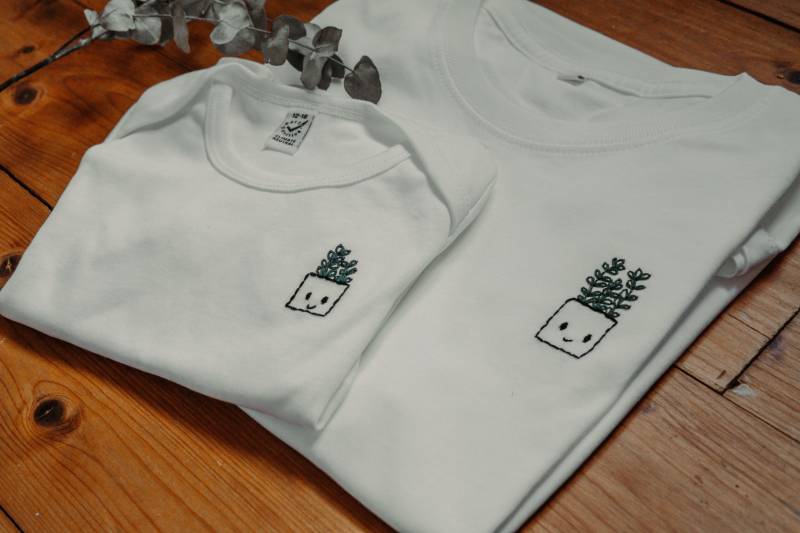 Besticktes T-Shirt | Mini Me Partnerlook Familien Handbestickt Blumentopf Geschenkidee Geburt Babyparty Besticktes T-Shirt | Mini Me Partnerlook Familien Handbestickt Blumentopf Geschenkidee Geburt Babyparty von Birnenbaeumchen