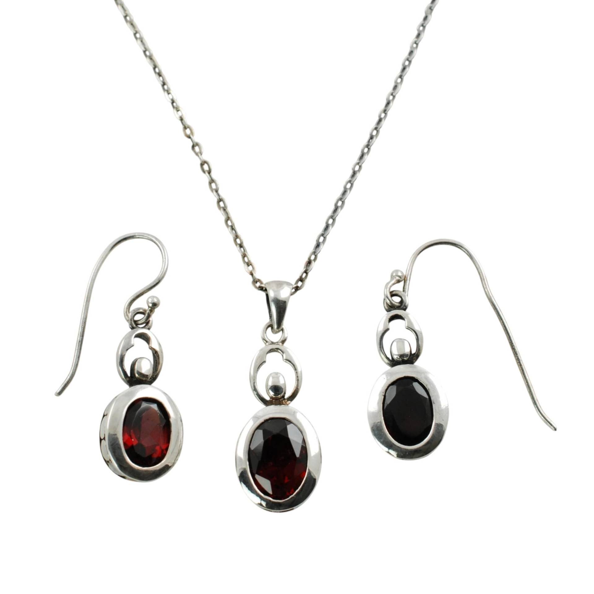Vintage Sterling Silber Und Granat Ohrringe Anhänger Set Mit 18 "Sterling Halskette." von BirneyCreek