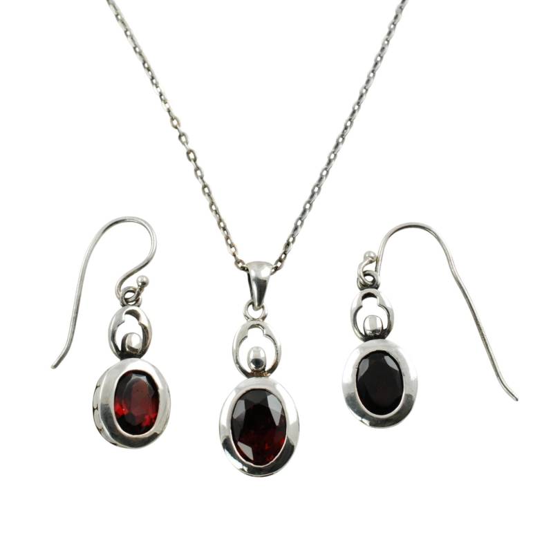 Vintage Sterling Silber Und Granat Ohrringe Anhänger Set Mit 18 "Sterling Halskette." von BirneyCreek