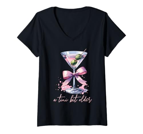 Damen A Little Bit Older Lustiger Spruch Martini Drink Birthday T-Shirt mit V-Ausschnitt von Birthday Party Apparel