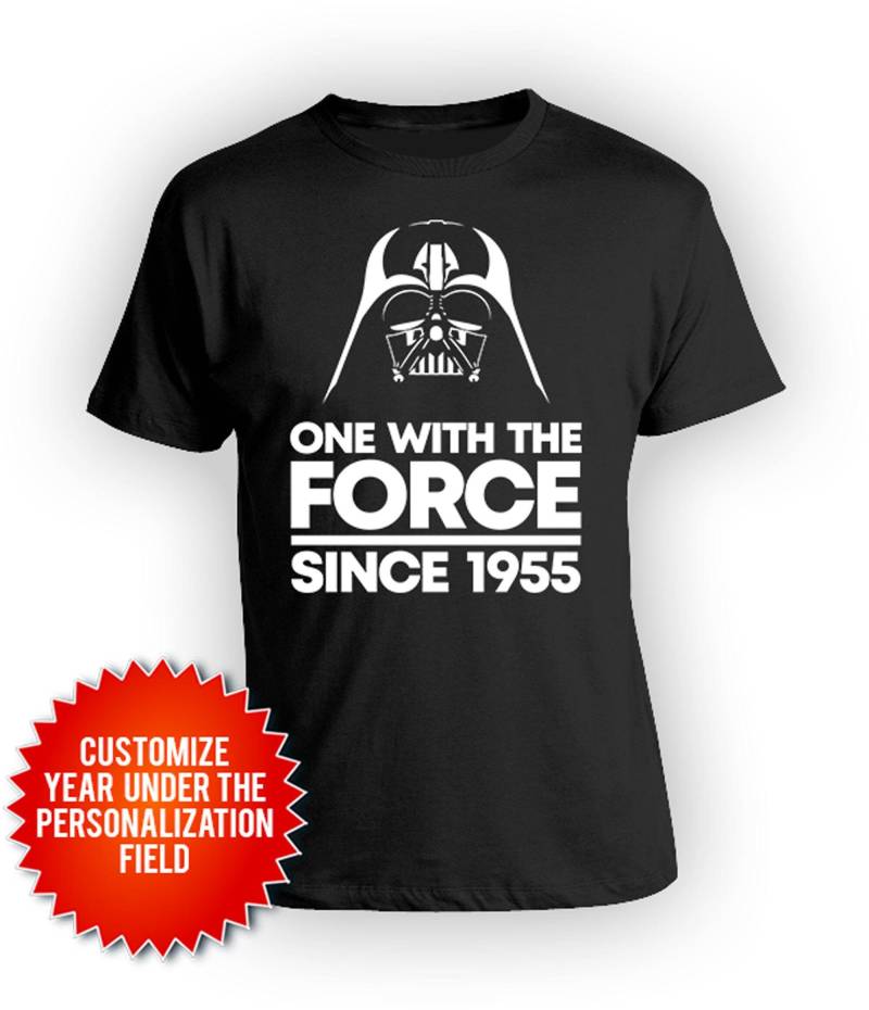 70. Geburtstag-T-Shirt Sci-Fi Geschenk Für Männer Bday Ihn B Day Geschenkidee Geeks Nerd One With The Force Seit 1955 Herren T-Shirt von BirthdayGoodiesShop