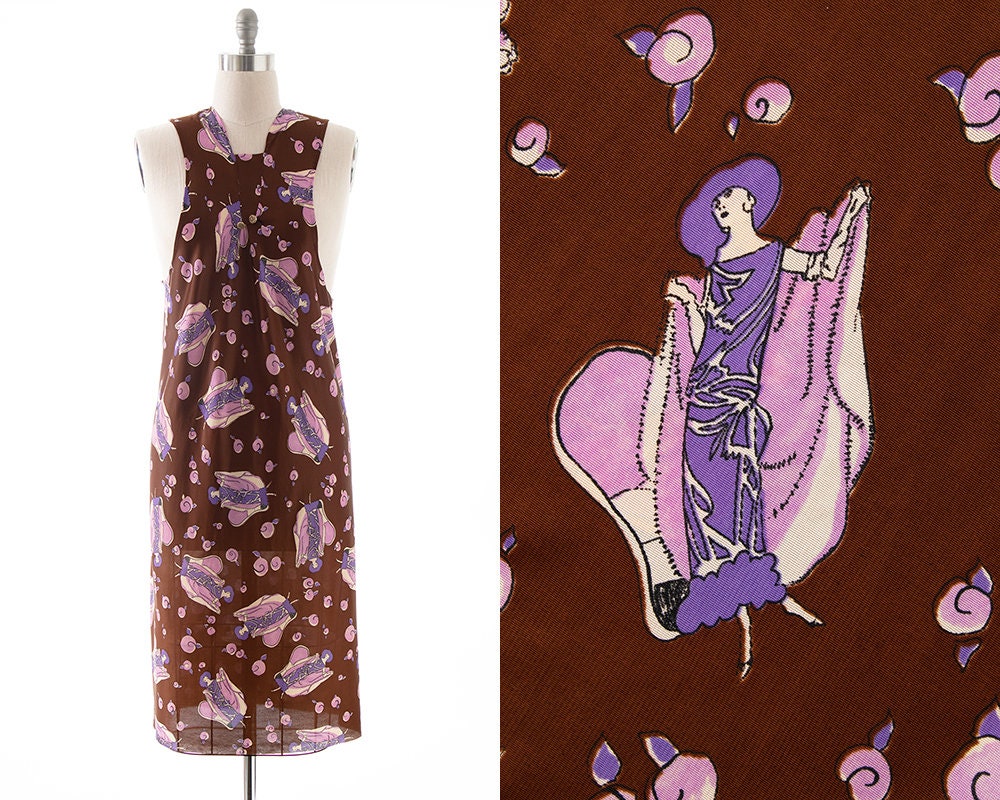 Vintage 1970Er Jahre Kleid | 70S Novelty Print Art Deco Lady Braun Jersey Ärmelloses Midi Etuikleid | Mittel/Groß von BirthdayLifeVintage