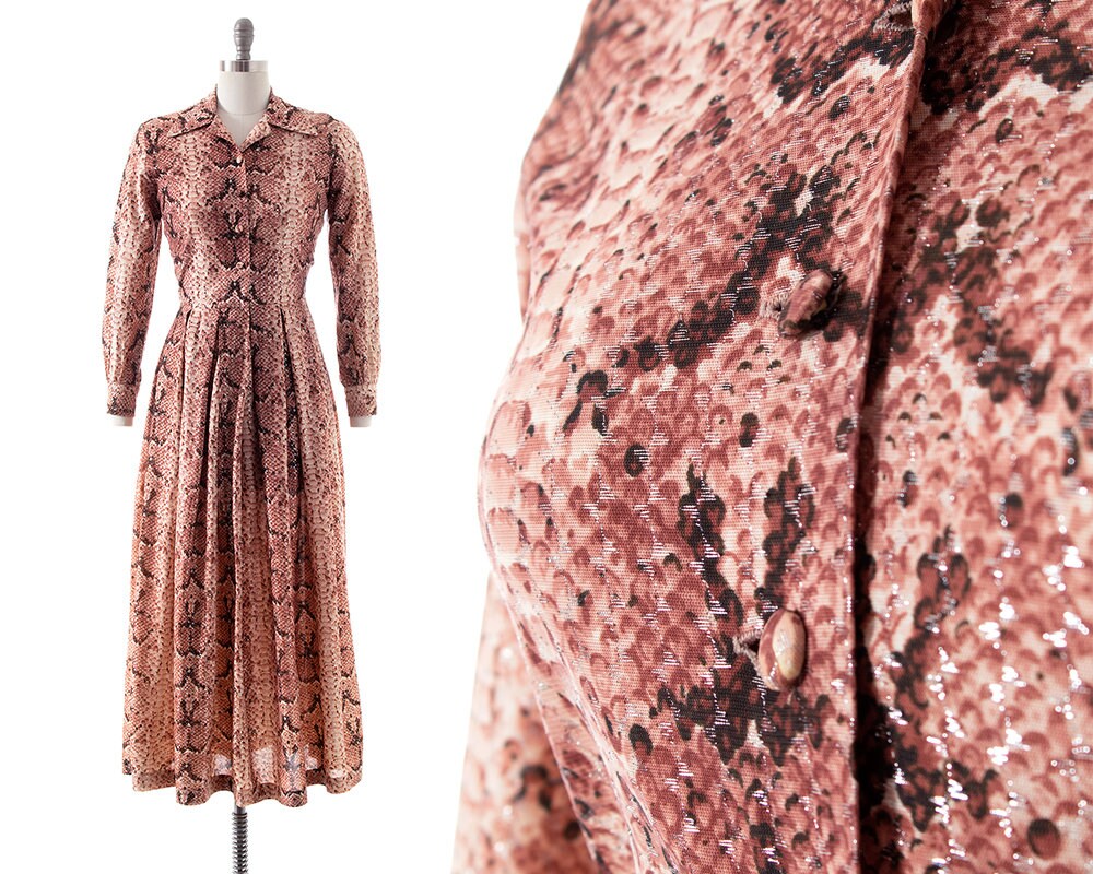 Vintage 1970Er Jahre Maxi Kleid | 70Er Schlangenhaut Schlangenleder Metallic Silber Altrosa Shirtwaist Voller Rock Fit & Flare Boho | Medium Vintage 1970Er Jahre Maxi Kleid | 70Er Schlangenhaut Schlangenleder Metallic Silber Altrosa Shirtwaist Voller Rock Fit & Flare Boho | Medium von BirthdayLifeVintage