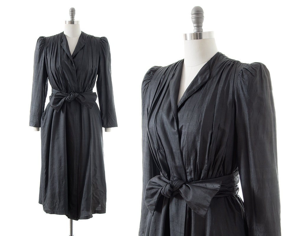 Vintage 1980Er Jahre Frack | 80Er Albert Nipon Schwarzer Seiden-Gürtel, Fit Und Flare, Mit Gürtel, Leichter Mantel, Prinzessin | Klein Vintage 1980Er Jahre Frack | 80Er Albert Nipon Schwarzer Seiden-Gürtel, Fit Und Flare, Mit Gürtel, Leichter Mantel, Prinzessin | Klein von BirthdayLifeVintage