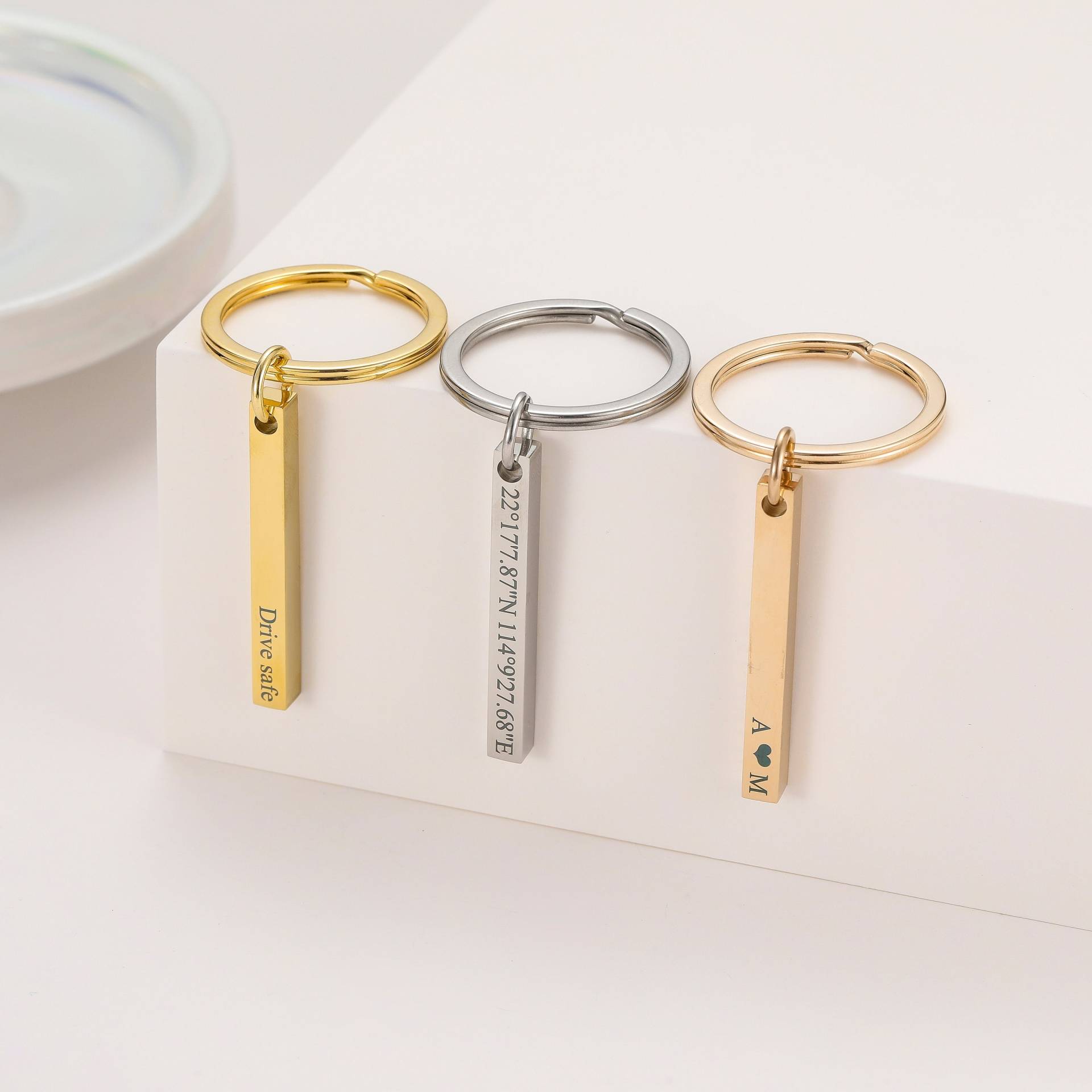 Personalisierter Barren Schlüsselanhänger in Gold/Silber Roségold, Benutzerdefinierte Shaker Name Initial Datum Buchstaben Gravur Geschenke Personalisierter Barren Schlüsselanhänger in Gold/Silber Roségold, Benutzerdefinierte Shaker Name Initial Datum Buchstaben Gravur Geschenke von BisYOU