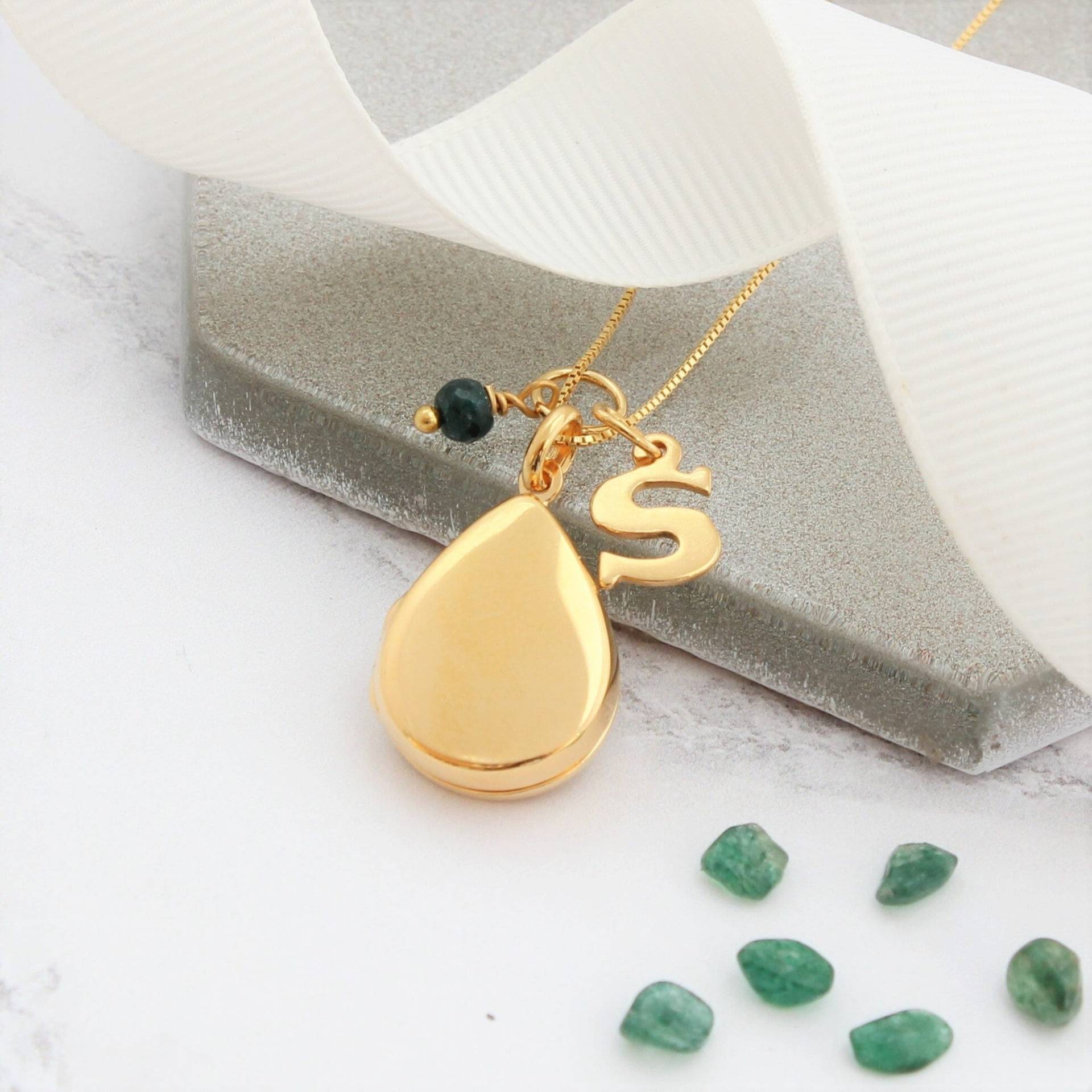 Personalisierte Medaillon Halskette Mit Ihrem Geburtsstein in Gold Vermeil Personalisierte Medaillon Halskette Mit Ihrem Geburtsstein in Gold Vermeil von BishBoshBecca