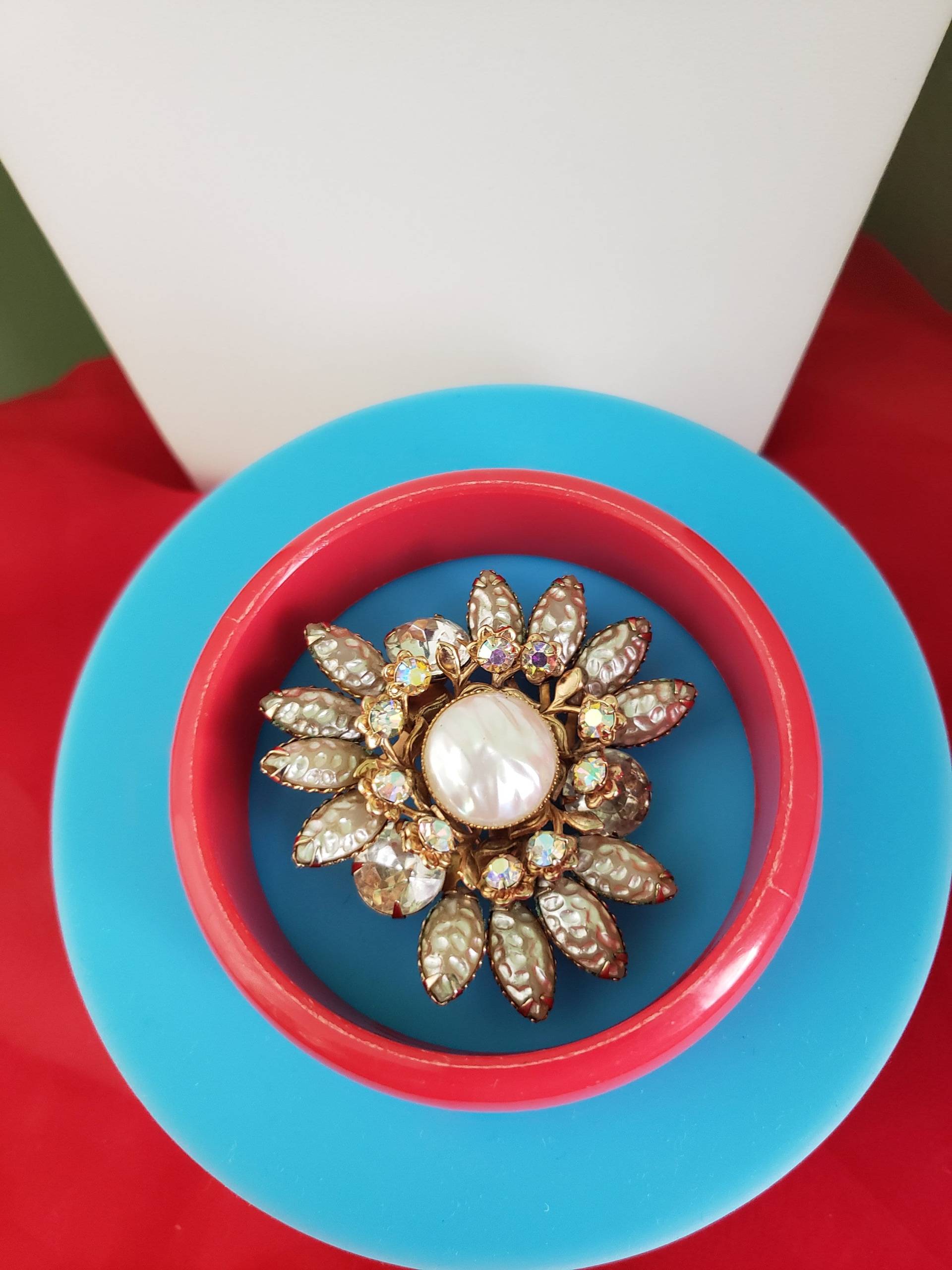 1960Er Barock Perlen-Brosche Aurora Borealis Strass, Gold-Ton von BitBitOnMadisonTiqs