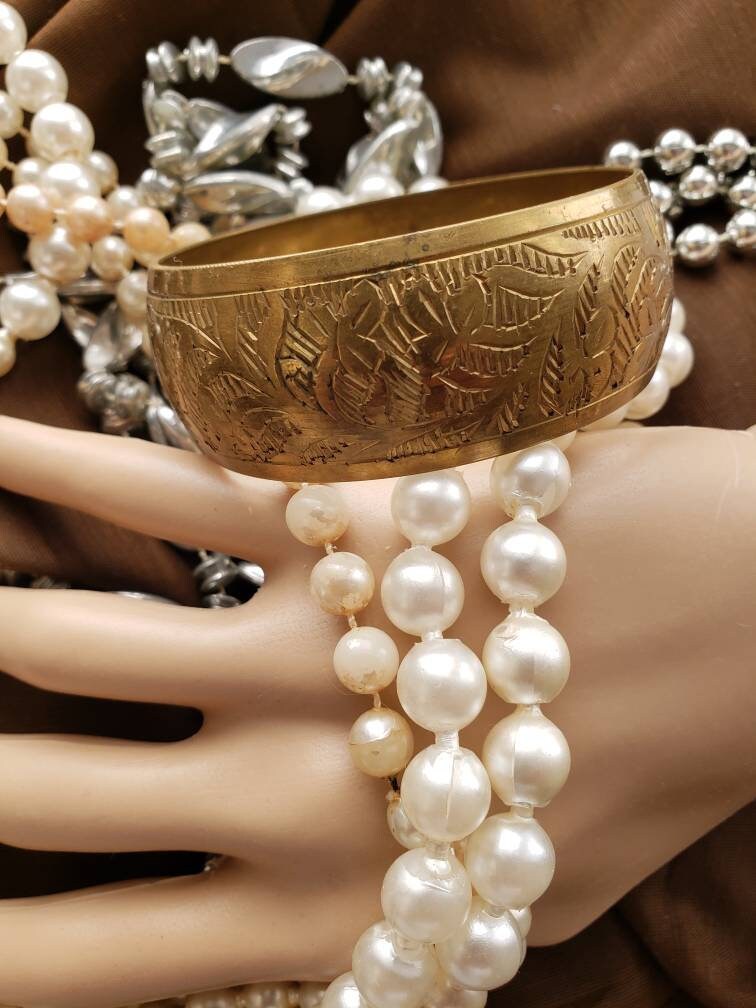 Chunky Repousse Armreif Aus Messing von BitBitOnMadisonTiqs