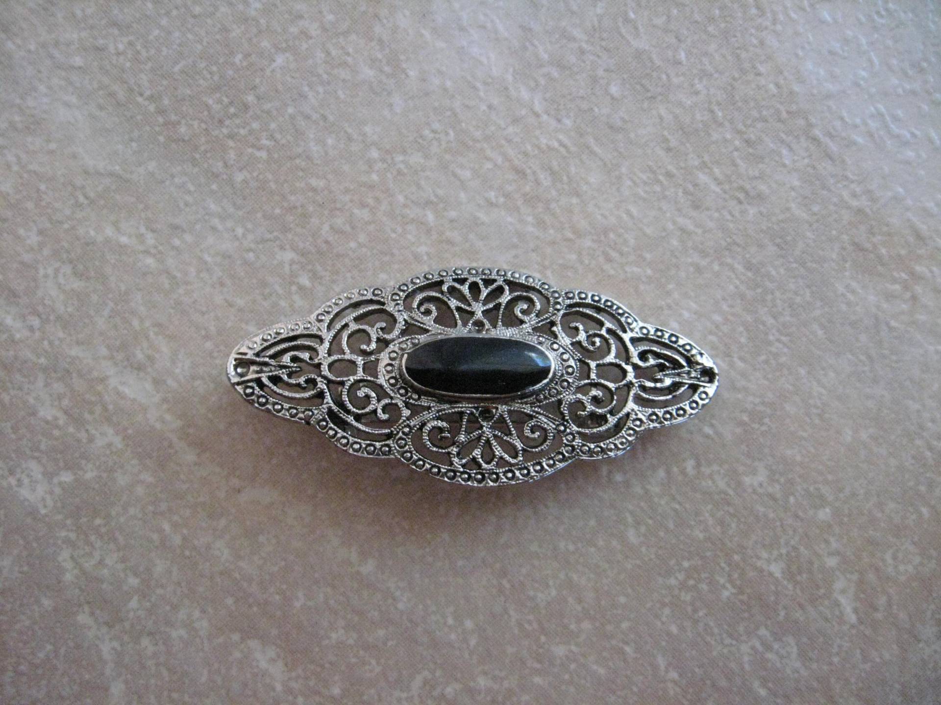 Eleganter Schwarzer Onyx Pin Mit Filigranem Silberdesign von BitBitOnMadisonTiqs