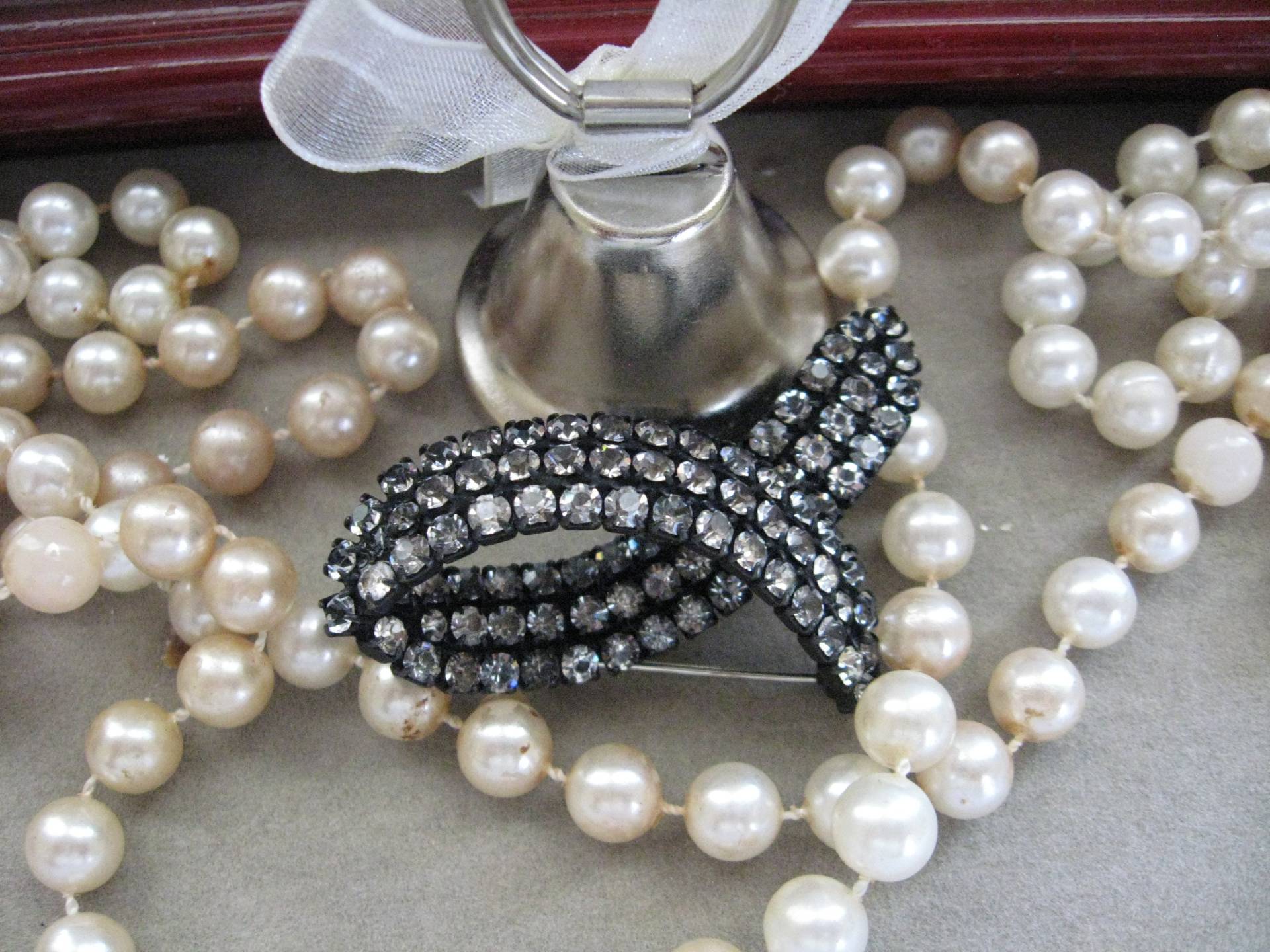 Schwarze Japanned Swoop Bow Brosche von BitBitOnMadisonTiqs