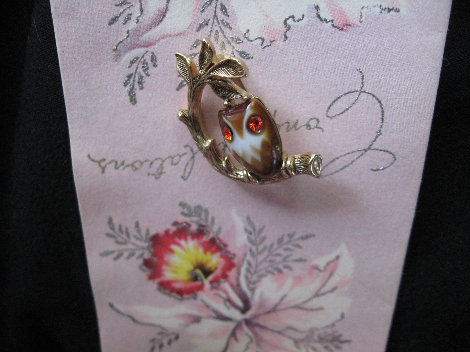 Vintage Emmons Eulen Brosche Porzellan Hootie Vogel Auf Gold Zweig von BitBitOnMadisonTiqs