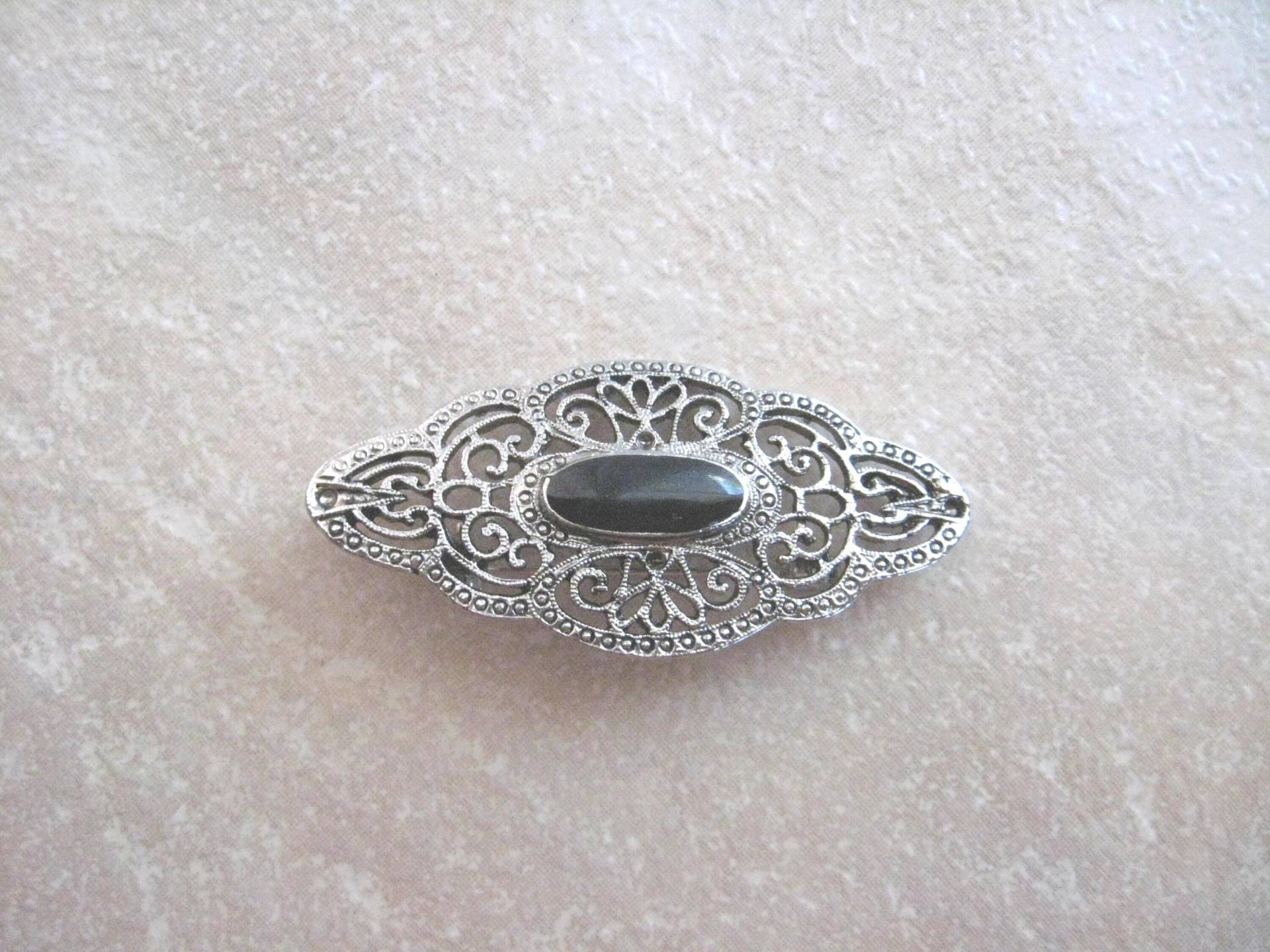 Vintage Filigrane Brosche Schwarze Onyx Style Pin, Farbe Silber von BitBitOnMadisonTiqs