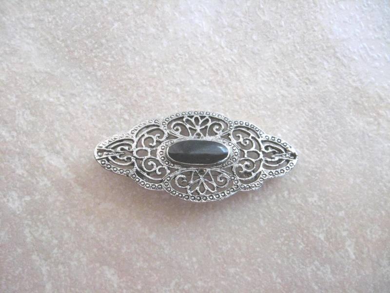 Vintage Filigrane Brosche Schwarze Onyx Style Pin, Farbe Silber von BitBitOnMadisonTiqs