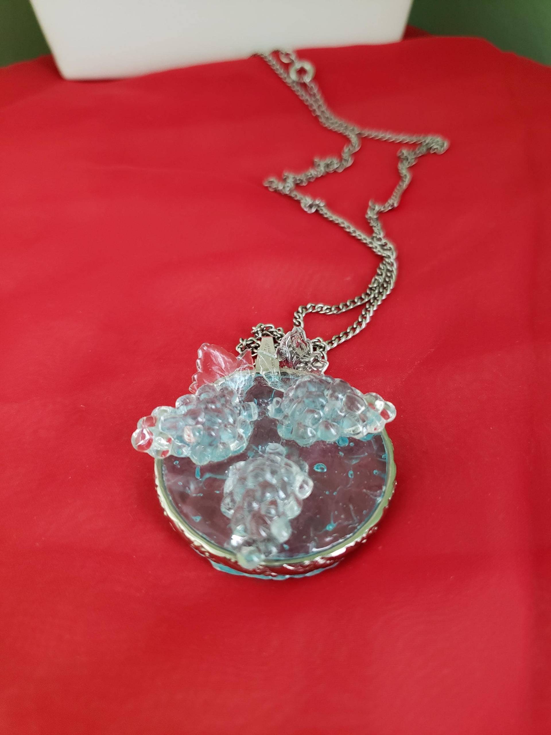 Vintage Lucite Trauben Anhänger Halskette Silberfarbene Kette von BitBitOnMadisonTiqs