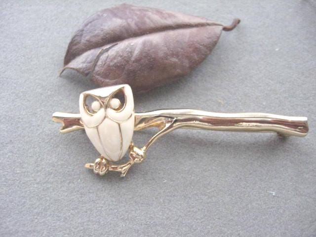 Vintage Monet Eulen-Brosche Goldfarben & Cremefarbene Emaille von BitBitOnMadisonTiqs