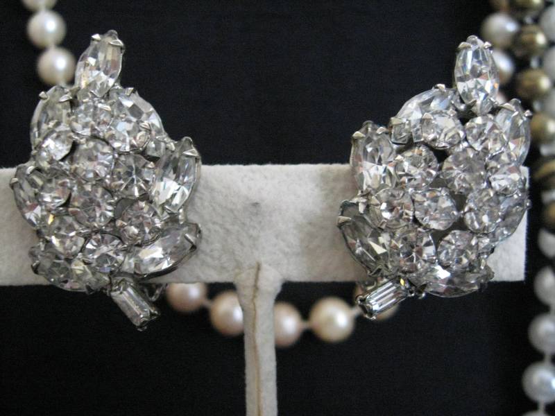Weiss Oval Cluster Strass Clip Auf Ohrringe von BitBitOnMadisonTiqs