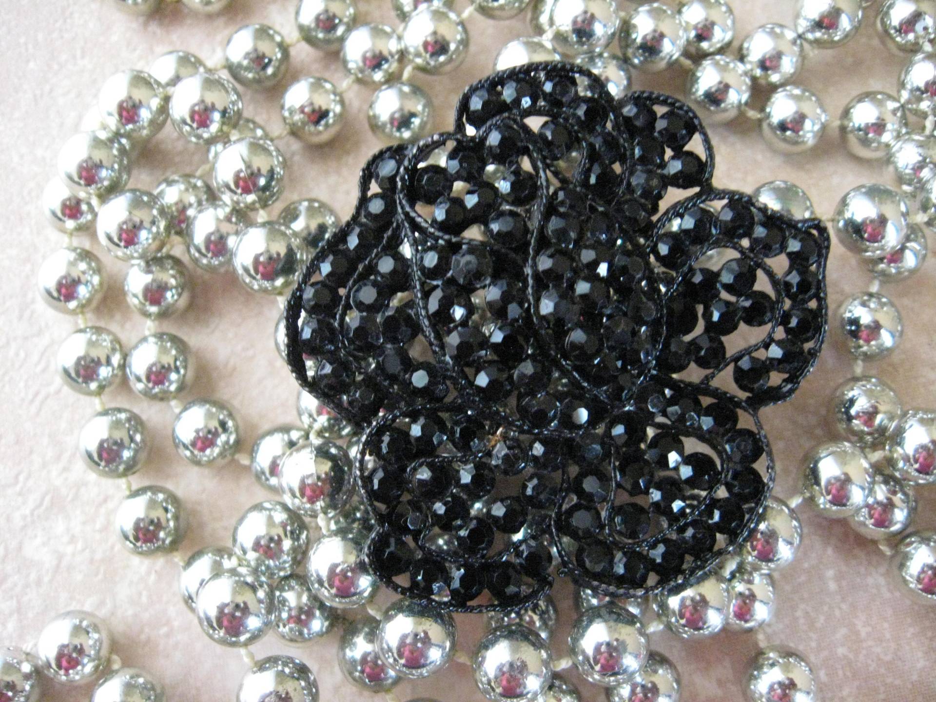 Weiss Schwarz Lackierte Blumen Brosche von BitBitOnMadisonTiqs