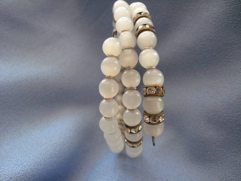 Weißes Irisierendes Moonglow Perlen Memory Wire Armband von BitBitOnMadisonTiqs